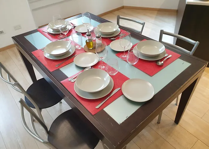 Your Lovely Home, Porta Venezia-1 Queen Bed, 3 Single Beds, 1 Sofa Bed-